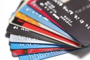 बाराबंकी: बिना क्रेडिट कार्ड बनवाए ही किसान हो गया बैंक का कर्जदार, मैनेजर ने पैसा निकालने पर लगाई रोक