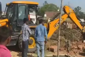 गोंडा: अवैध कब्जों पर प्रशासन की कार्रवाई, चलाया जा रहा बुलडोजर