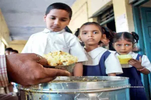 अयोध्या: परिषदीय स्कूलों के लिए नया संकट बन गया पंद्रह मिनट का मध्यावकाश, छात्र कैसे करें भोजन