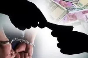 काशीपुर: पटवारी और उसके सहयोगी का घूस मामला - शिकायतकर्ता को मारने दौड़ी भीड़, पुलिस ने बचाया