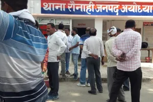 अयोध्या: साथी के साथ हुई लूट की घटना को लेकर भड़के स्टांप वेंडर, किया कार्य बहिष्कार