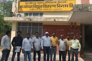 अयोध्या: विघुत कर्मचारी  मोर्चा संगठन ने काली पट्टी बांधकर जताया विरोध, सौंपा ज्ञापन