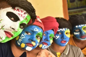 Earth Day 2022 : ‘पेड़ लगाकर उसे भूल न जाएं, संजोए रखना बेहद जरूरी’