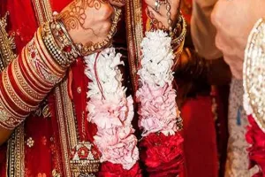 हमीरपुर: जयमाला पहनाते ही दुल्हन ने दूल्हे पर की थप्प‍ड़ों की बरसात, परिजन रह गए हैरान, देखें वीडियो