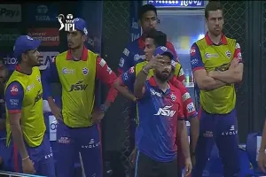 IPL 2022 : ऋषभ पंत और शार्दुल ठाकुर पर लगा जुर्माना, प्रवीण आमरे एक मैच के लिए निलंबित…जानिए क्यों?