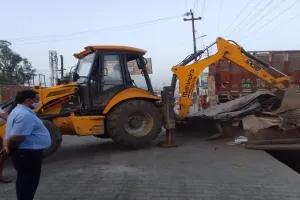 संभल : शहर के यशोदा और शंकर चौराहे से हटवाया अतिक्रमण, अवैध स्लैब भी तोड़ा