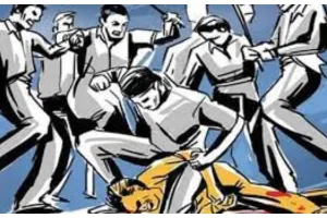 हरदोई: ट्रैक्टर ड्राइवर ने प्रधान संघ के अध्यक्ष के घर पर किया हमला, हमलावर की ग्रामीणों ने की जमकर पिटाई