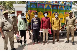 हरदोई: गौवंश तस्कर हुए गिरफ्तार, एक कुंतल गोमांस के साथ बरामद हुई यह चीजें