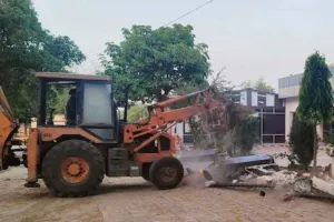 फतेहपुर: शराब माफिया मनमोहन सिंह के आलीशान मकान पर चला बुलडोजर, सरकारी जमीन पर किया था कब्जा