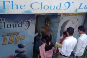 हल्द्वानी पहुंची राज्य महिला आयोग की अध्यक्ष ने मारा स्पा सेंटर में छापा, बेकडोर से भागीं युवतियां… देखें VIDEO