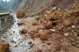 अल्मोड़ा-हल्द्वानी हाईवे पर जान हथेली पर रखकर सफर करने को मजबूर राहगीर, पहाड़ियों से गिर रहे पत्थर