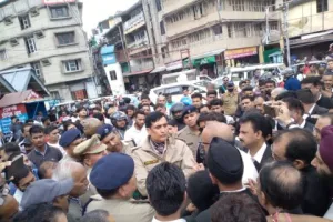 नैनीताल: रास्ता बंद करने पर भड़के वकील, प्रदर्शन, भीषण जाम