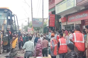 अमरोहा : धनौरा में अतिक्रमण पर चला प्रशासन का बुलडोजर, दी चेतावनी