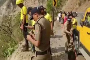 उत्तराखंड: ऋषिकेश-बद्रीनाथ हाइवे पर खाई में गिरी कार, एक ही परिवार के पांच लोगों की मौत