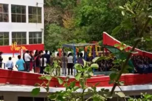 ज्योलीकोट के नैन्सी कॉलेज ऑफ नर्सिंग में छात्राओं का धरना प्रदर्शन, कॉलेज प्रबंधन पर लगाया उत्पीड़न का आरोप… देखें VIDEO