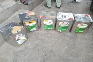 संभल: नामी कंपनी के नाम पर बेचा जा रहा नकली रिफाइंड