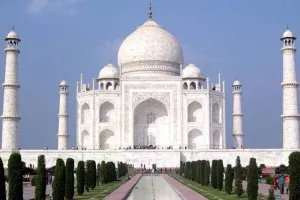 आगरा: ताजमहल को लेकर नया विवाद, नमाज पढ़ने वाले चार पर्यटक गिरफ्तार