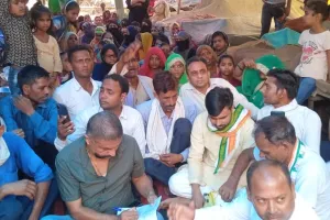 बरेली: नवाबगंज में सब्जी वालों के समर्थन में धरने पर बैठे कांग्रेसी