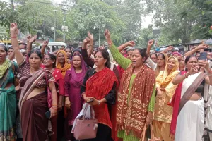 बरेली: सीएमओ कार्यालय में आशा कार्यकर्ताओं ने किया प्रदर्शन