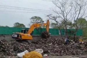 ‘अमृत विचार’ खबर का असर: ट्रंचिंग ग्राउंड के बाहर सड़क पर पड़े कूड़े को जेसीबी और पोकलैंड से हटाया