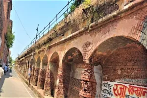 रामपुर: खोखले कर दिए किले के गुंबद और झरोखे, बांधे जा रहे हैं पशु