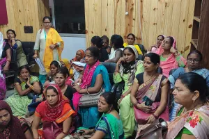 बरेली: आशा कार्यकर्ताओं ने सीएमओ को घेरकर मांगा मानदेय