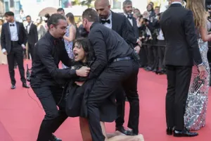 Cannes Film Festival 2022:  यूक्रेनी महिला ने टॉपलेस होकर रेड कार्पेट पर जताया विरोध, कहा- ‘ Stop Raping Us’