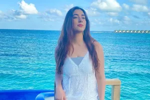 समंदर किनारे White Dress में दिखीं Disha Parmar, अपने स्टाइल से फैंस हुए फिदा, देखें PHOTOS