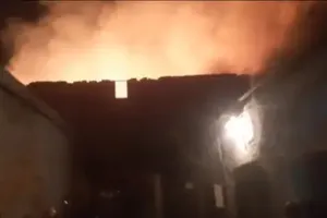 आगरा: फर्नीचर की वर्कशॉप में लगी भीषण आग, लाखों का हुआ नुकसान