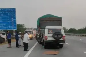यमुना एक्सप्रेस-वे पर बड़ा हादसा, डंपर से टकराई बोलेरो, चार महिलाओं समेत पांच की मौत
