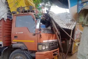 बहराइच: अनियंत्रित डीसीएम खंभे से टकराते हुए गुम्टी में घुसी, बिजली कर्मियों ने थाने में दी तहरीर