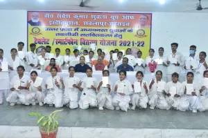 बहराइच: सर्वेश शुक्ला ग्रुप ऑफ इंस्टीट्यूशन के छात्रों को बांटा गया टेबलेट और स्मार्टफोन