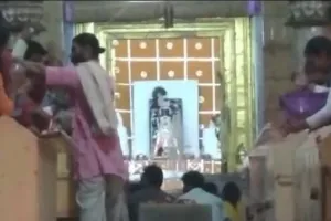 मथुरा: प्राचीन ठाकुर राधारमण मंदिर में ठाकुर जी का मनाया गया प्राकट्योत्सव