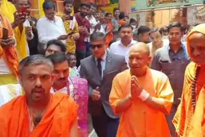 दो दिवसीय दौरे पर वाराणसी पहुंचे सीएम योगी, कई कार्यक्रमों में होंगे शामिल