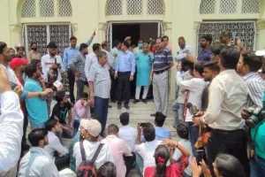 लखनऊ विवि के प्रोफेसर को काशी विश्वनाथ मंदिर पर विवादित बयान देना पड़ा भारी, छात्रों ने विरोध प्रदर्शन कर निलंबन की उठाई मांग
