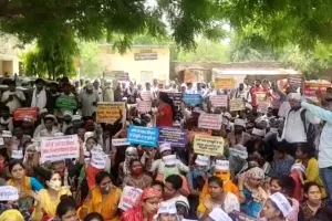 लखनऊ: नियुक्ति की मांग को लेकर चयनित अभ्यर्थी पहुंचे शिक्षा निदेशक बेसिक कार्यालय, किया धरना प्रदर्शन