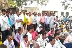 आजमगढ़ : ब्लाक प्रमुख पर मारपीट का आरोप, धरने पर बैठे कर्मचारी