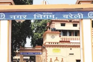 बरेली: भ्रष्टाचार पर सवाल, 15 साल से एक ही विभाग में जमे 25 बाबू