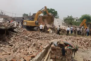 बरेली: हंगामे के बीच बीडीए की भूमि पर चला बुलडोजर