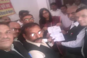 अयोध्या: विशेष सचिव व अपर मुख्य सचिव के खिलाफ उठी कार्रवाई की मांगी, अमर्यादित टिप्पणी के खिलाफ वकीलों ने दिया ज्ञापन