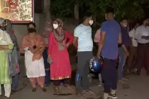 दिल्ली हिंसा: बच्चों के झगड़े के बाद दो गुटों में पत्थरबाजी, 3 लोग गिरफ्तार, 37 हिरासत में