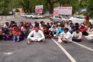 बहराइच: मांगों को लेकर बौद्ध परिपथ जामकर किया प्रदर्शन, भांग संग्रह में लगे श्रमिकों के साथ NCP जिलाध्यक्ष भी हुए शामिल