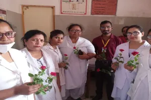 बाराबंकी: अंतर्राष्ट्रीय नर्स दिवस पर चाइल्ड लाइन ने नर्सों का किया सम्मान