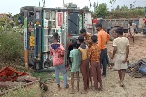 बाराबंकी: मौरंग से भरा ट्रक पलटा, मजदूर घायल
