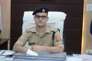 बरेली: कबाड़ी काट रहे चोरी की गाड़ियां और ऑटो