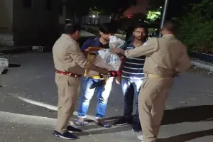 बुलंदशहर में हो रही दिल्ली से शराब तस्करी, अफसर सभी गाड़ियों की ले रहे तलाशी