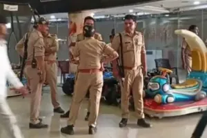 मॉल की चौथी मंजिल से युवती ने लगाई मौत की छलांग, काफी देर से  मल्टीप्लेक्स कार्नर के पास रेलिंग पर टहल रही थी युवती