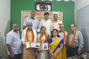 बरेली: दो साहित्यकारों को प्रतीक चिह्न देकर किया सम्मानित