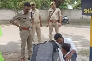 शाहजहांपुर: भीषण गर्मी में अचेत हुई छात्रा, एसपी ने गाड़ी रुकवाकर की सहायता