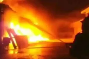 दिल्ली : द्वारका की एक इमारत के पार्किंग स्थल में लगी आग, पांच लोग घायल, कई वाहन क्षतिग्रस्त 